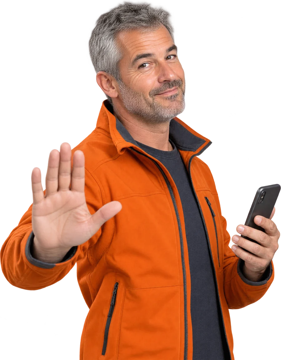 Dirigeant d'une entreprise de toiture, veste orange, téléphone tendu, main levée « stop ».