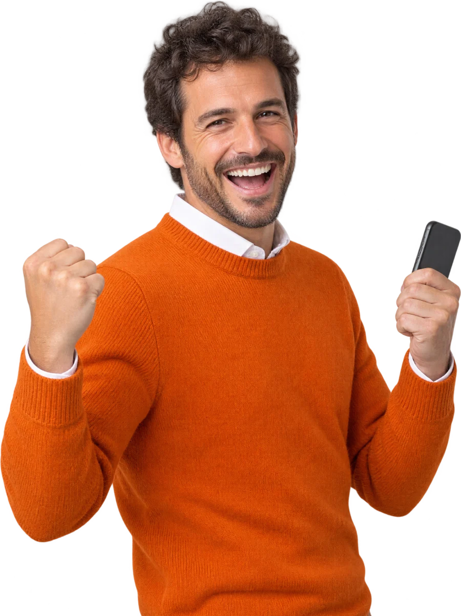 Dirigeant d'une entreprise de services, pull orange, poings levés, téléphone en main.
