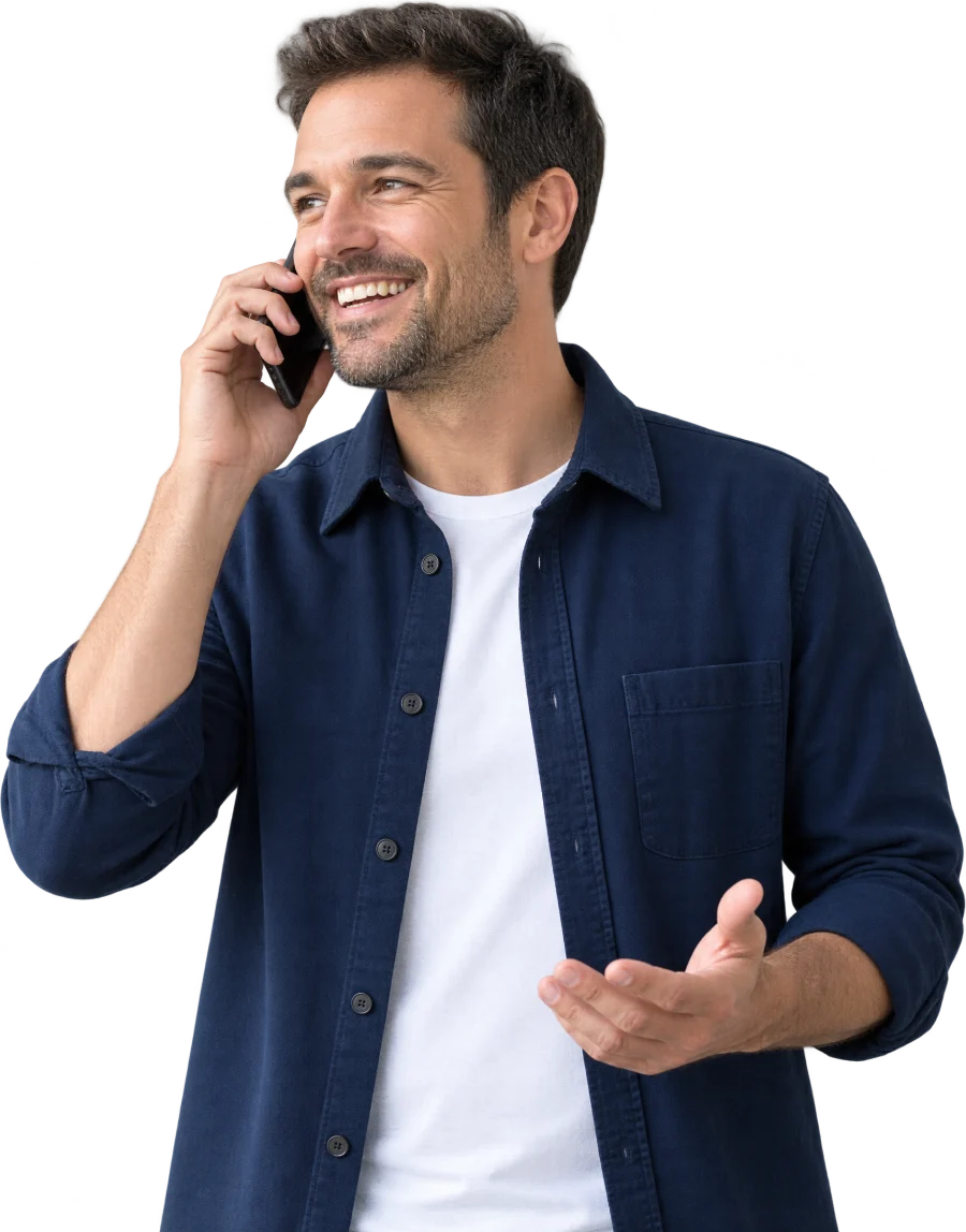 Un dirigeant souriant, au téléphone