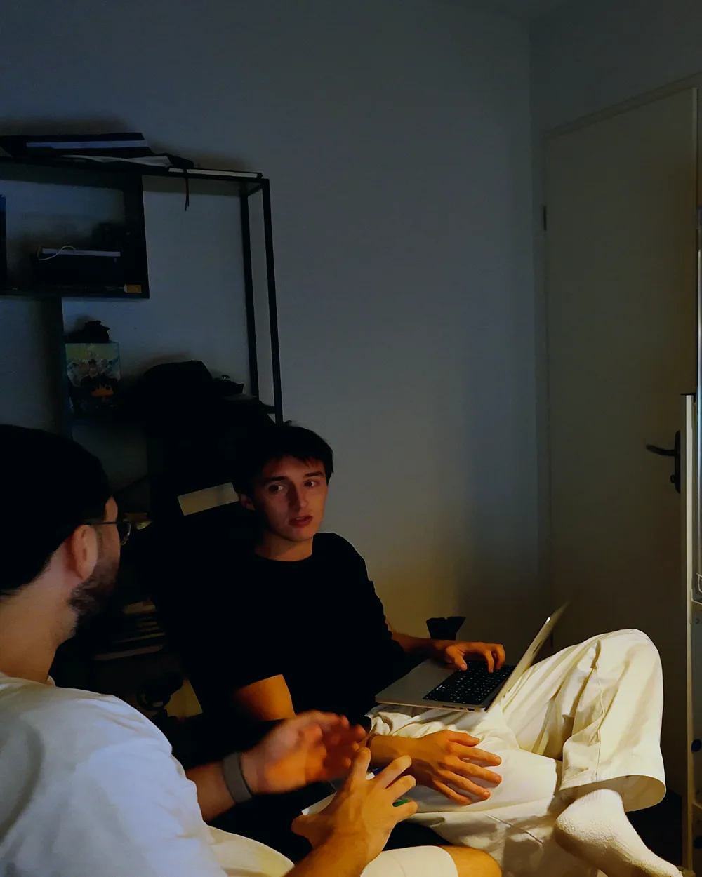 Paco et Nicolas travaillent le soir, près du tableau blanc