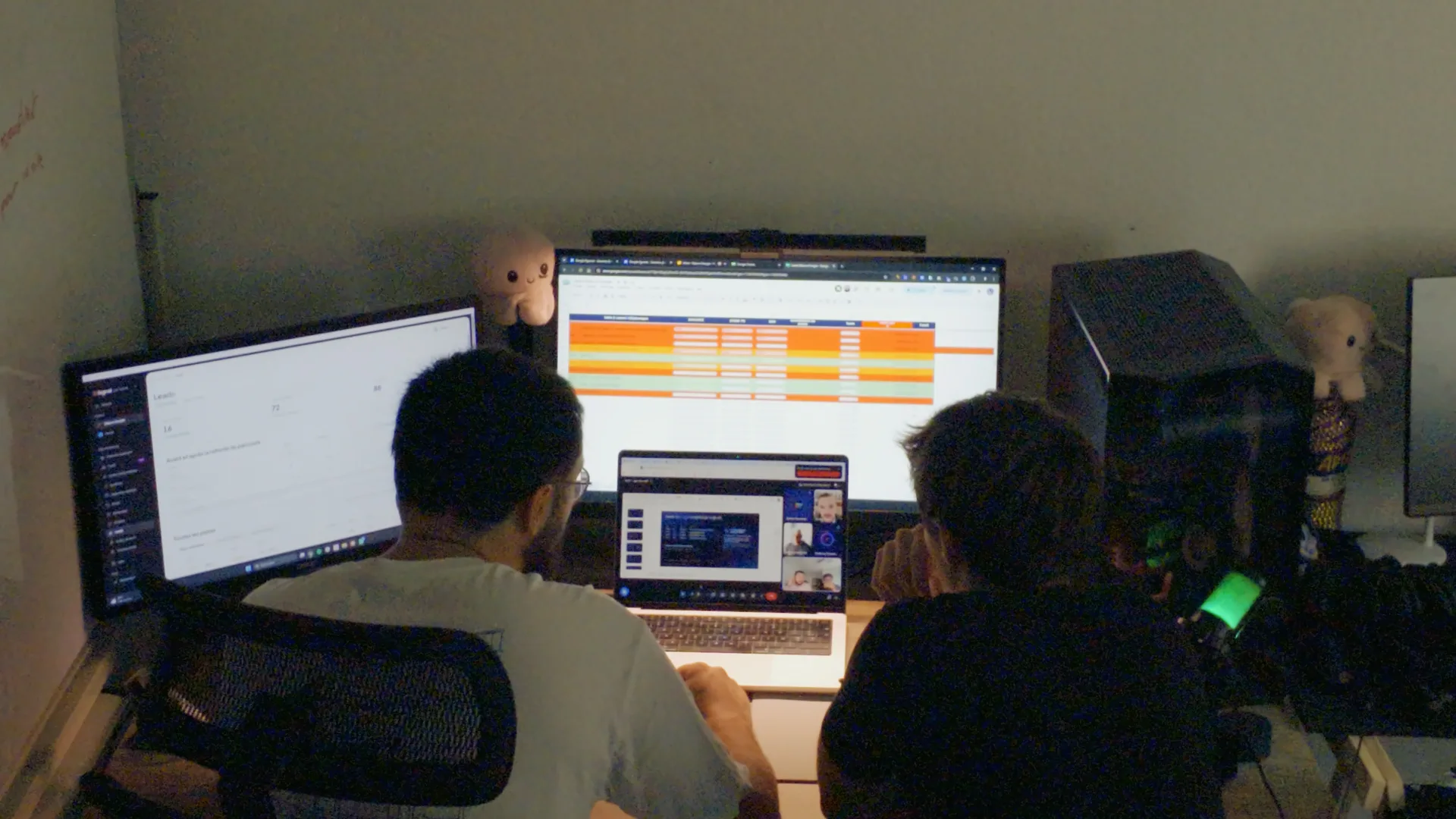 Paco et Nicolas de dos, assis au bureau devant leurs écrans