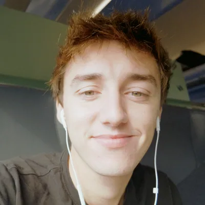Paco, cofondateur de Percer, sourit dans le train