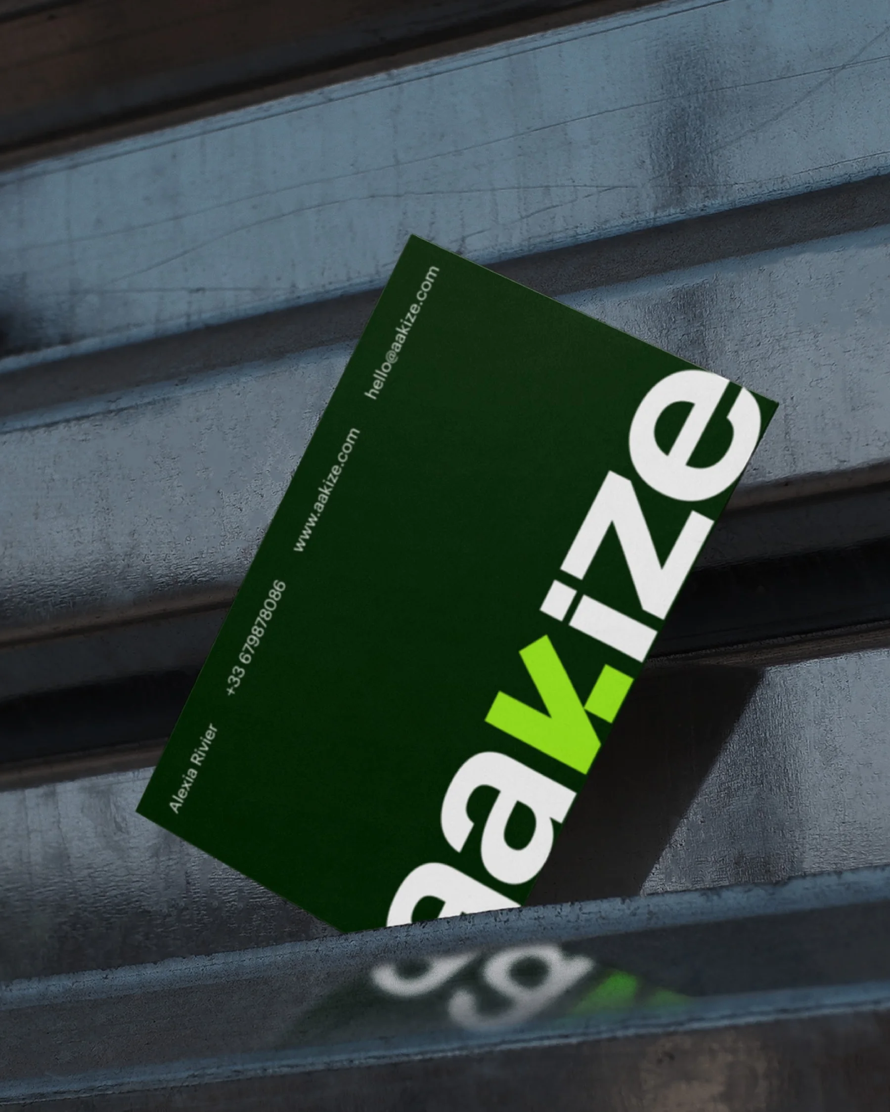 Une affiche Aakize dans la rue