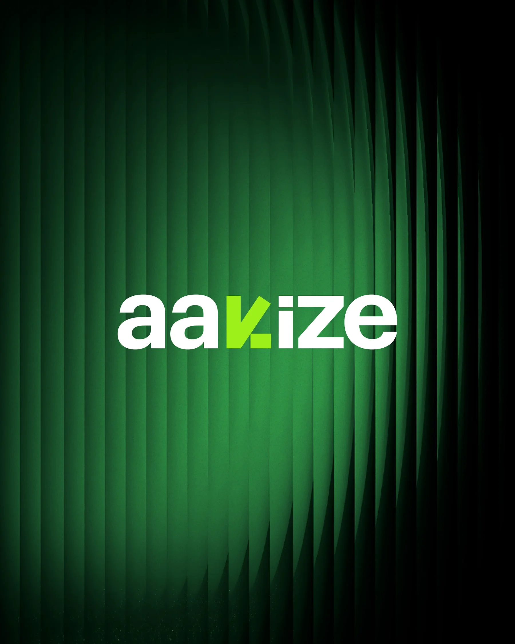 Le logo Aakize sur un fond vert strié
