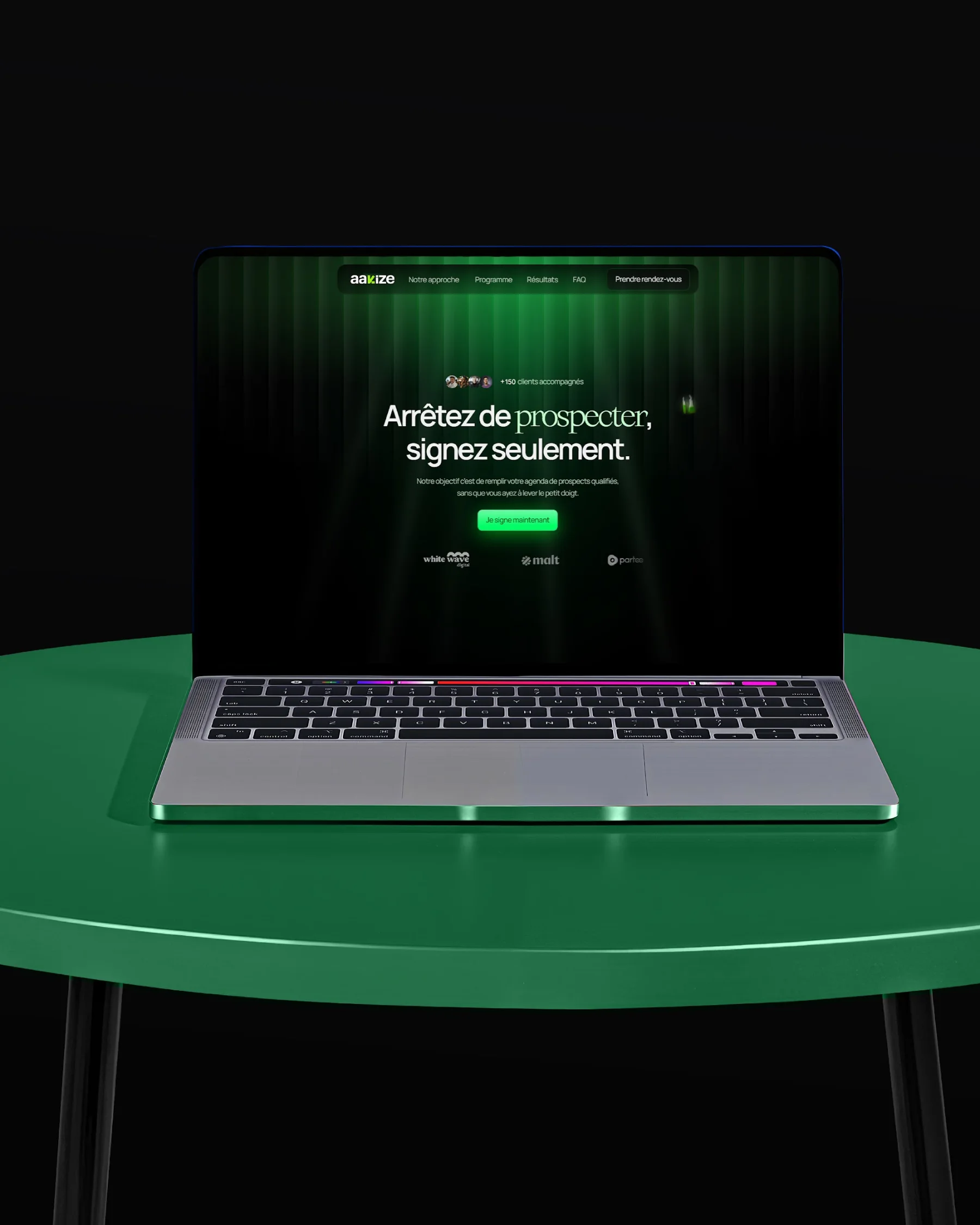 Le site Aakize sur un ordinateur portable