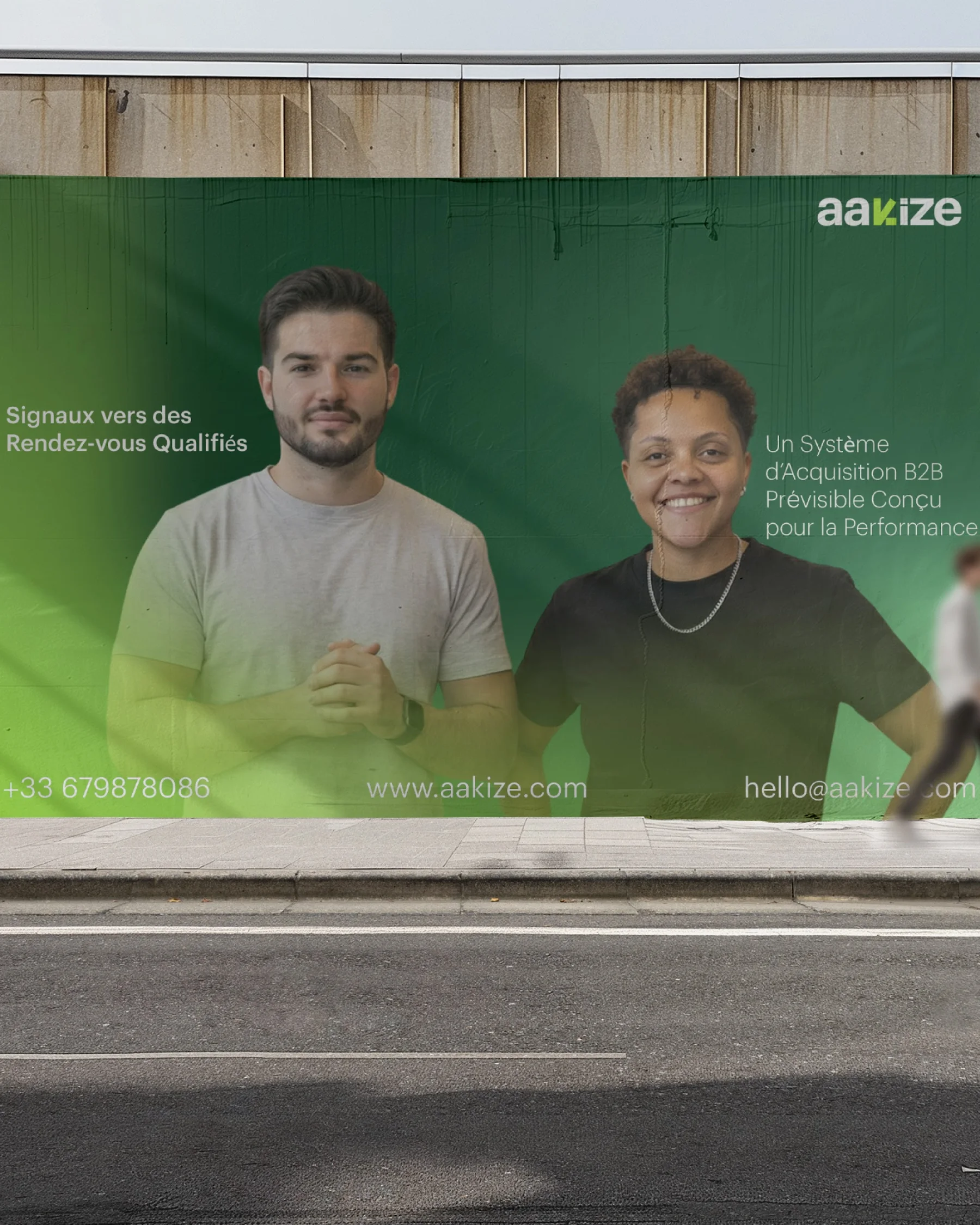 Un panneau Aakize dans la rue, avec ses deux fondateurs