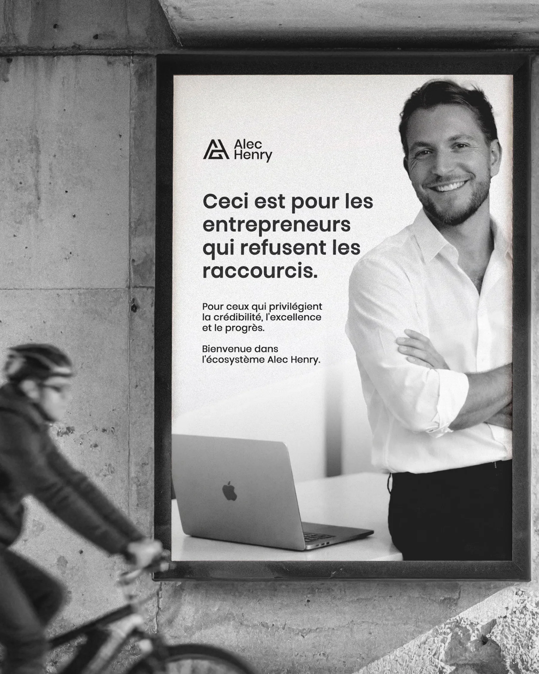 Une affiche Alec Henry dans un abribus