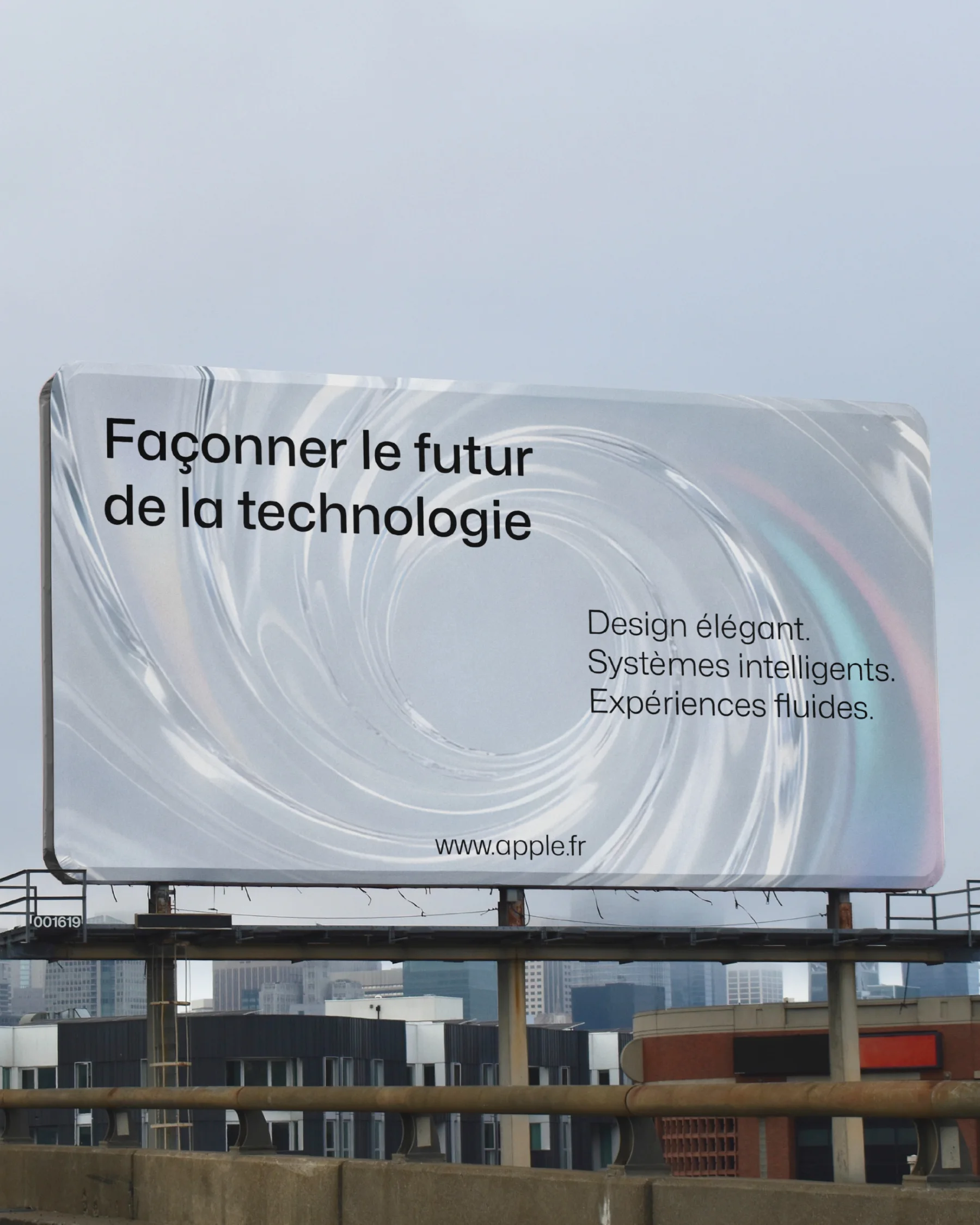 Un panneau publicitaire « Façonner le futur de la technologie »