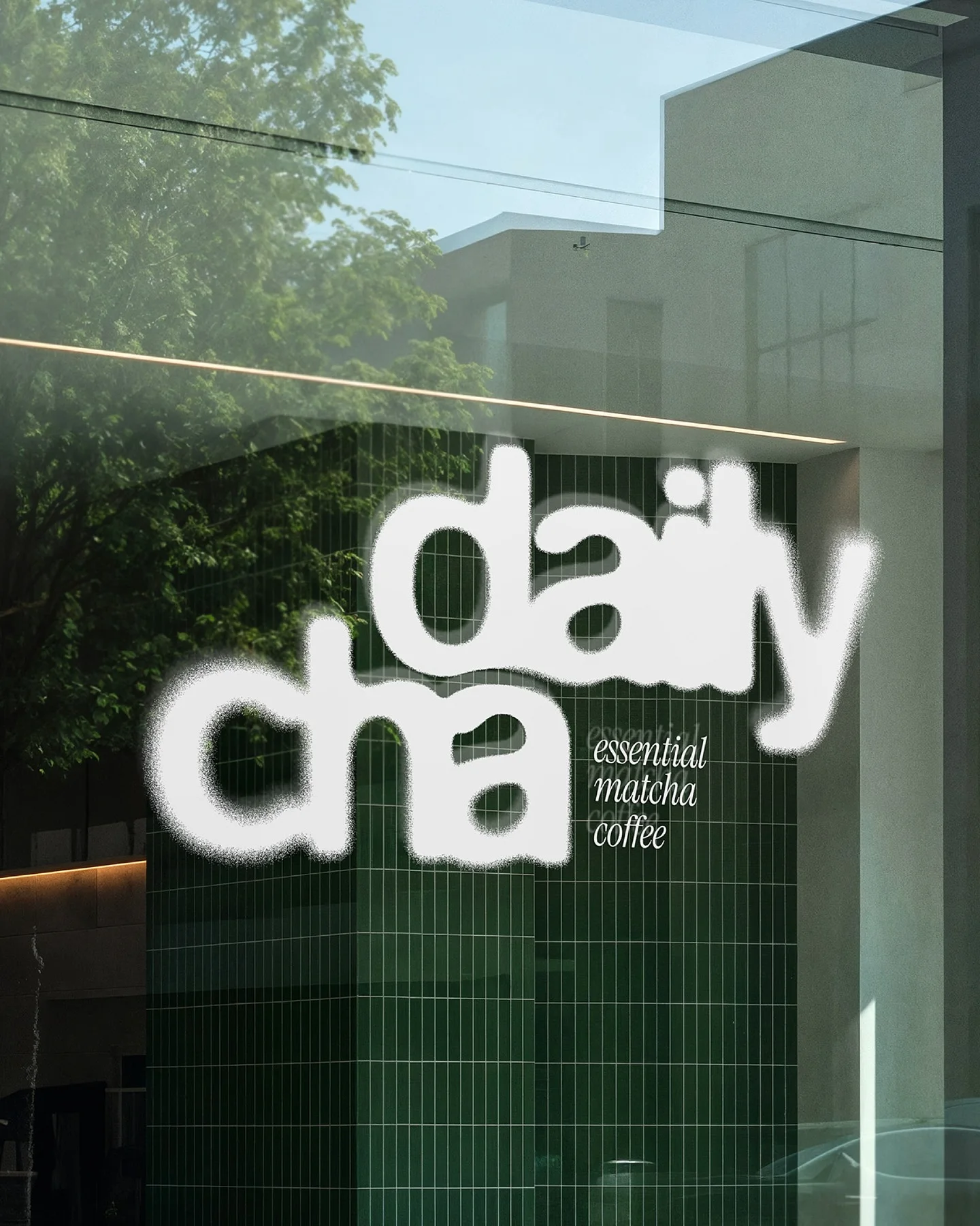 Le logo Daily Cha en relief sur la vitrine
