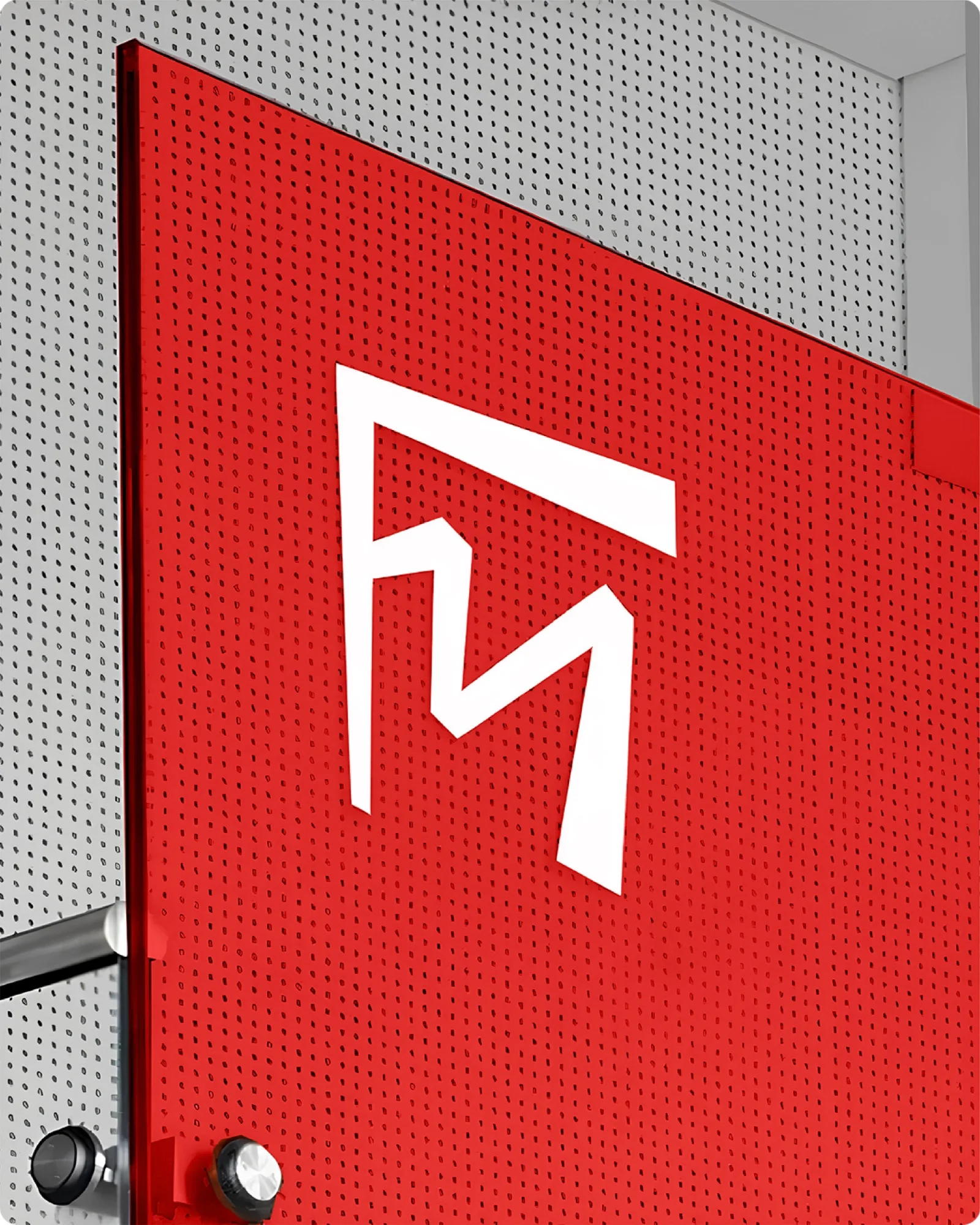 Le monogramme sur une façade rouge