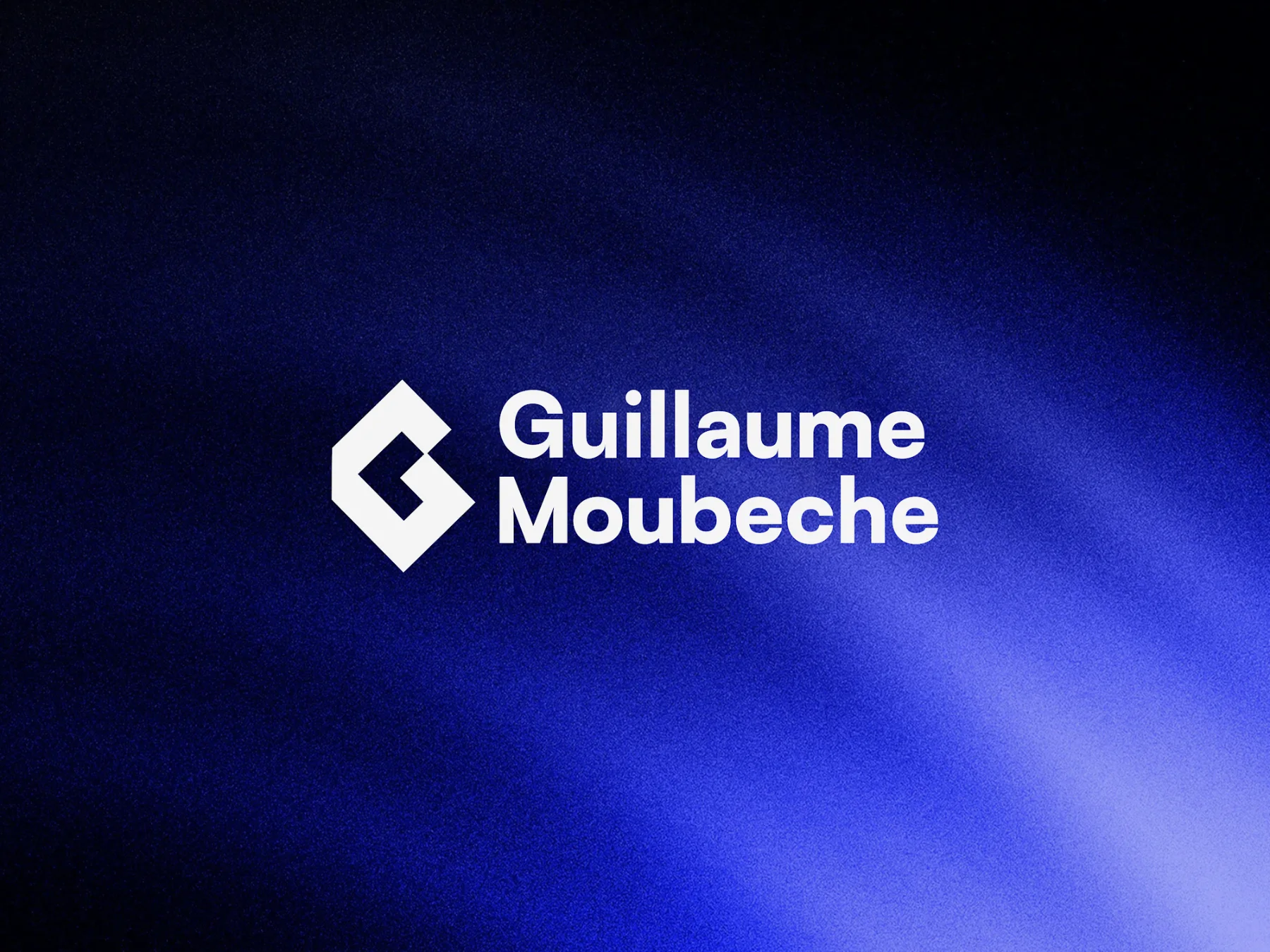 Le logo Guillaume Moubeche sur un fond bleu électrique