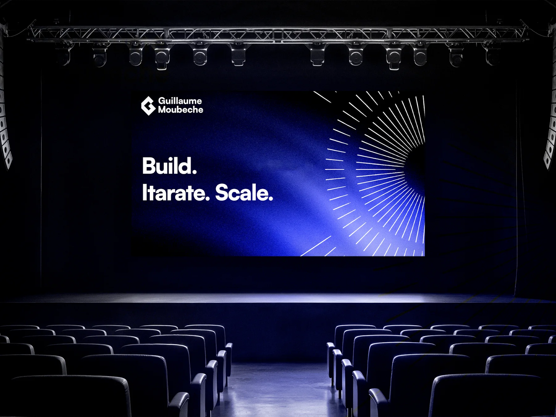 « Build. Iterate. Scale. » projeté sur la scène d'un auditorium