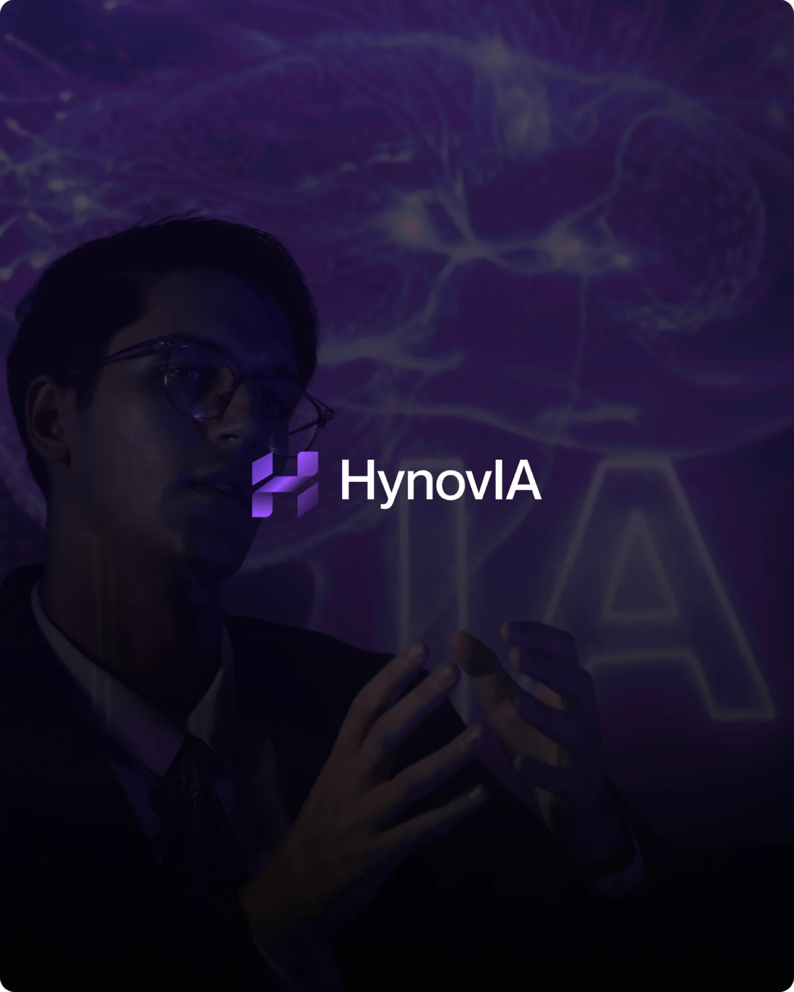 Un homme consulte HynovIA sur son téléphone