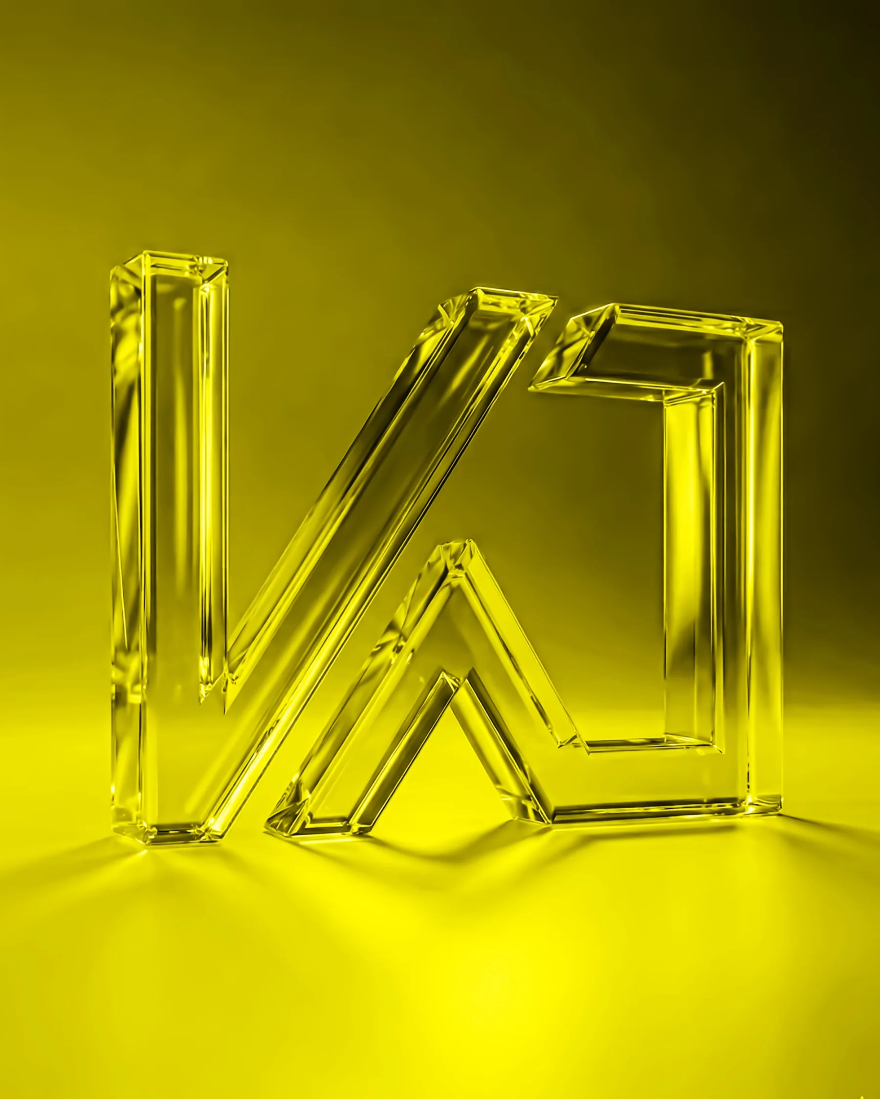 Le monogramme en verre sur fond jaune