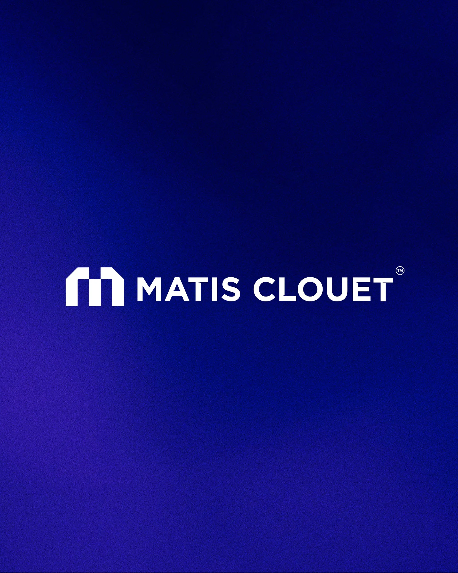 Le logotype Matis Clouet sur un dégradé bleu nuit