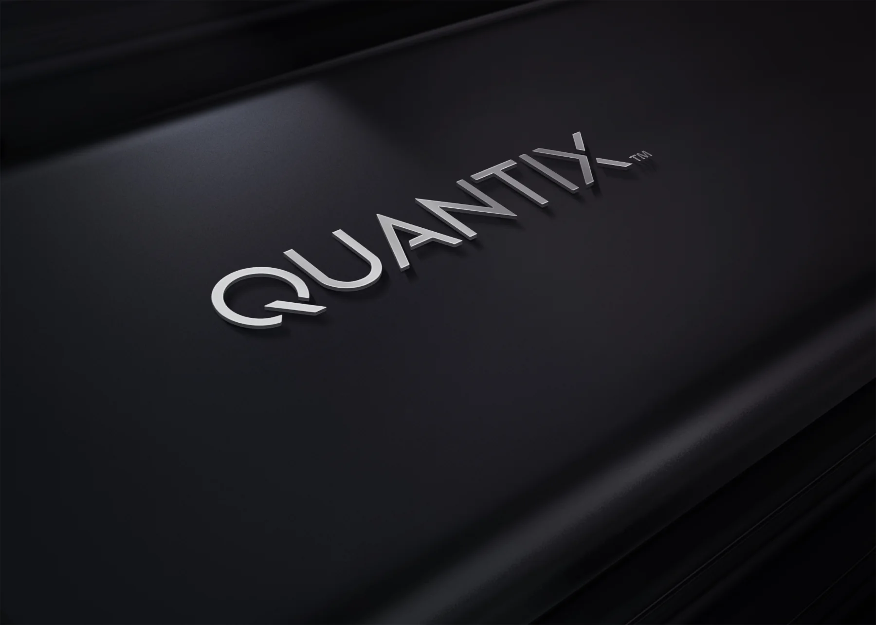 Le logotype Quantix en relief sur une surface noire
