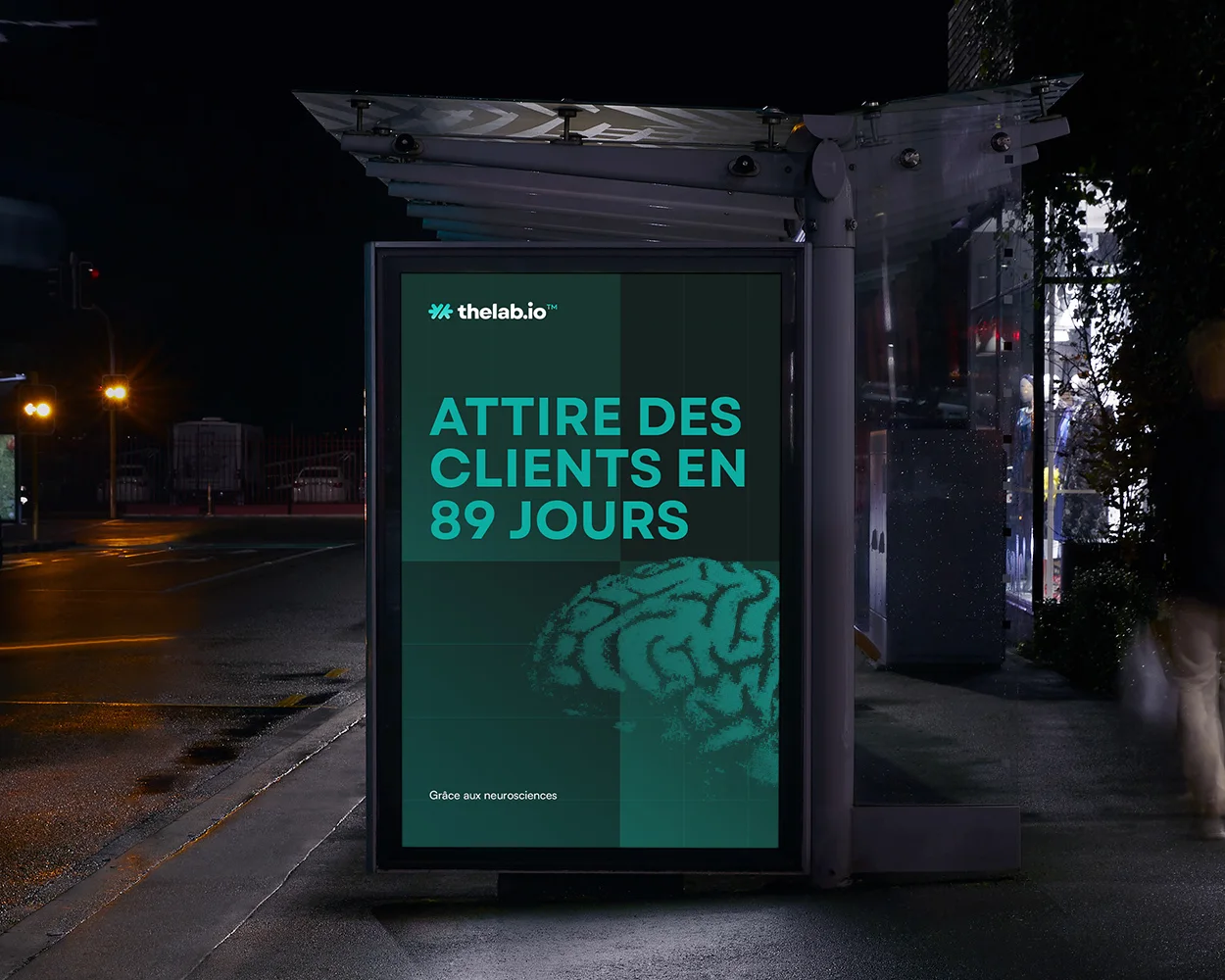 Une affiche TheLab.io dans un abribus, de nuit