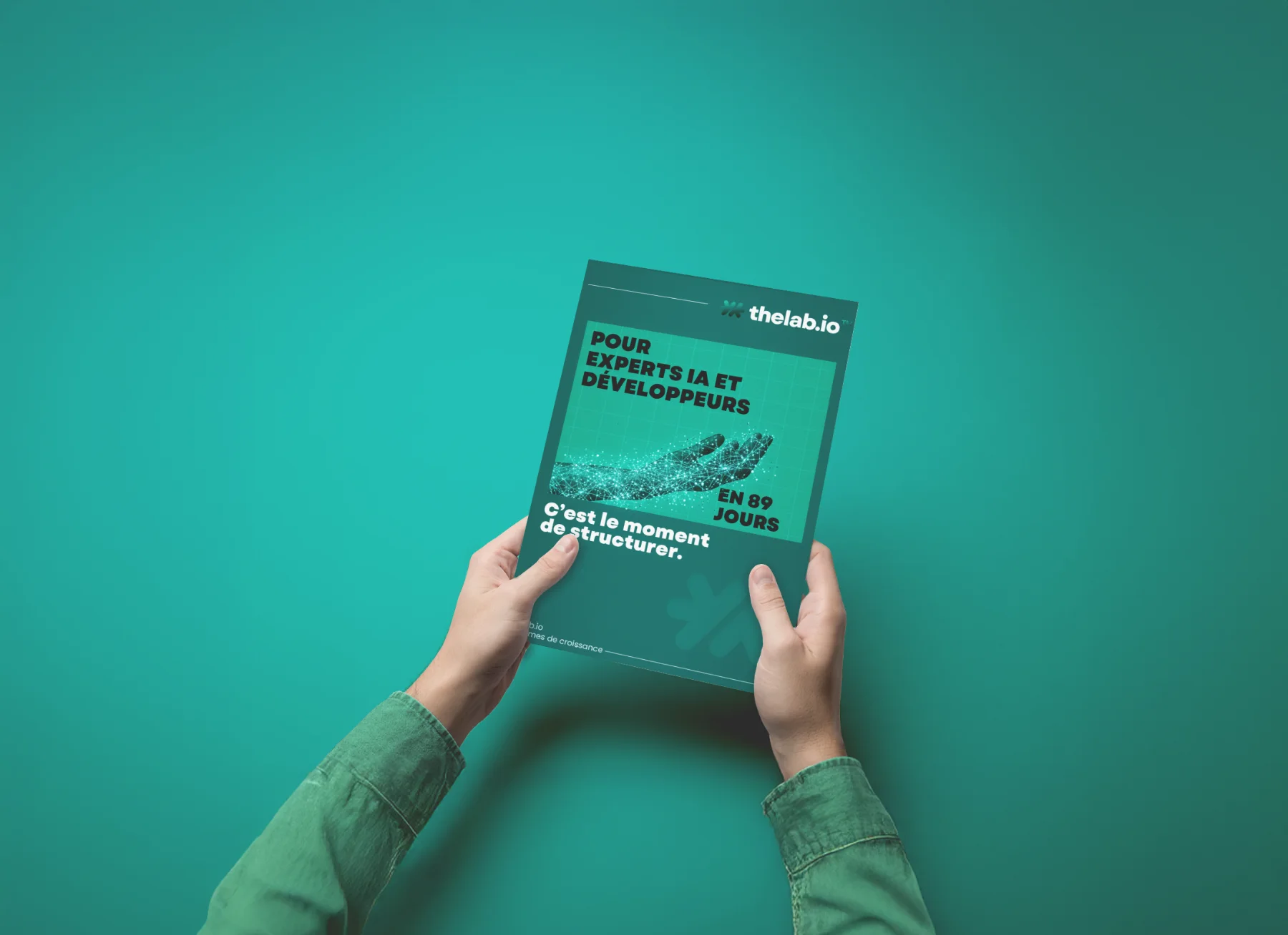 Un guide imprimé TheLab.io tenu en main