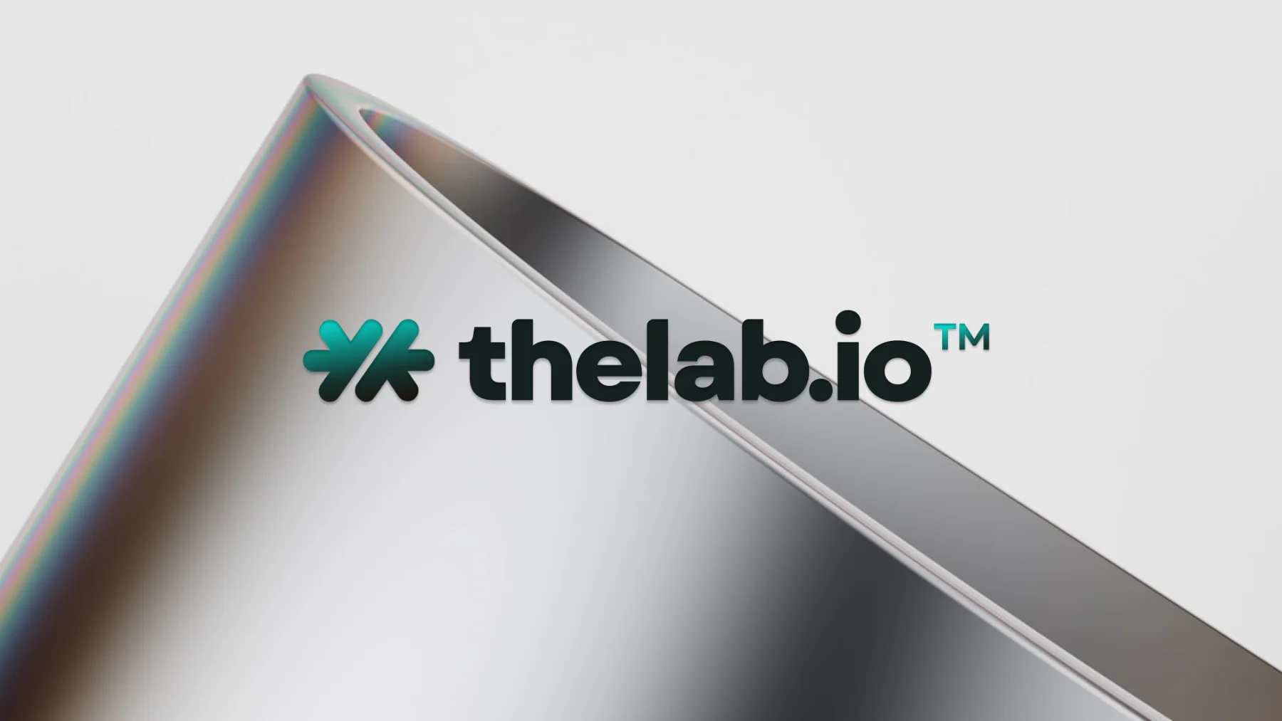 Le logotype posé sur une plaque de métal
