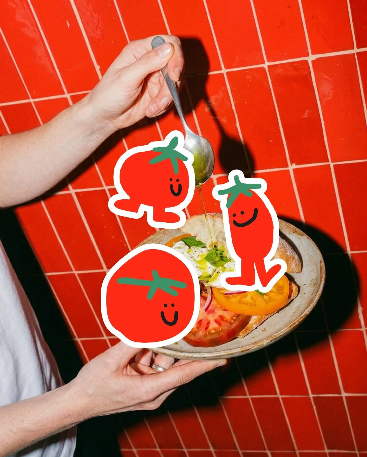 Les stickers sur une assiette, sur un carrelage rouge