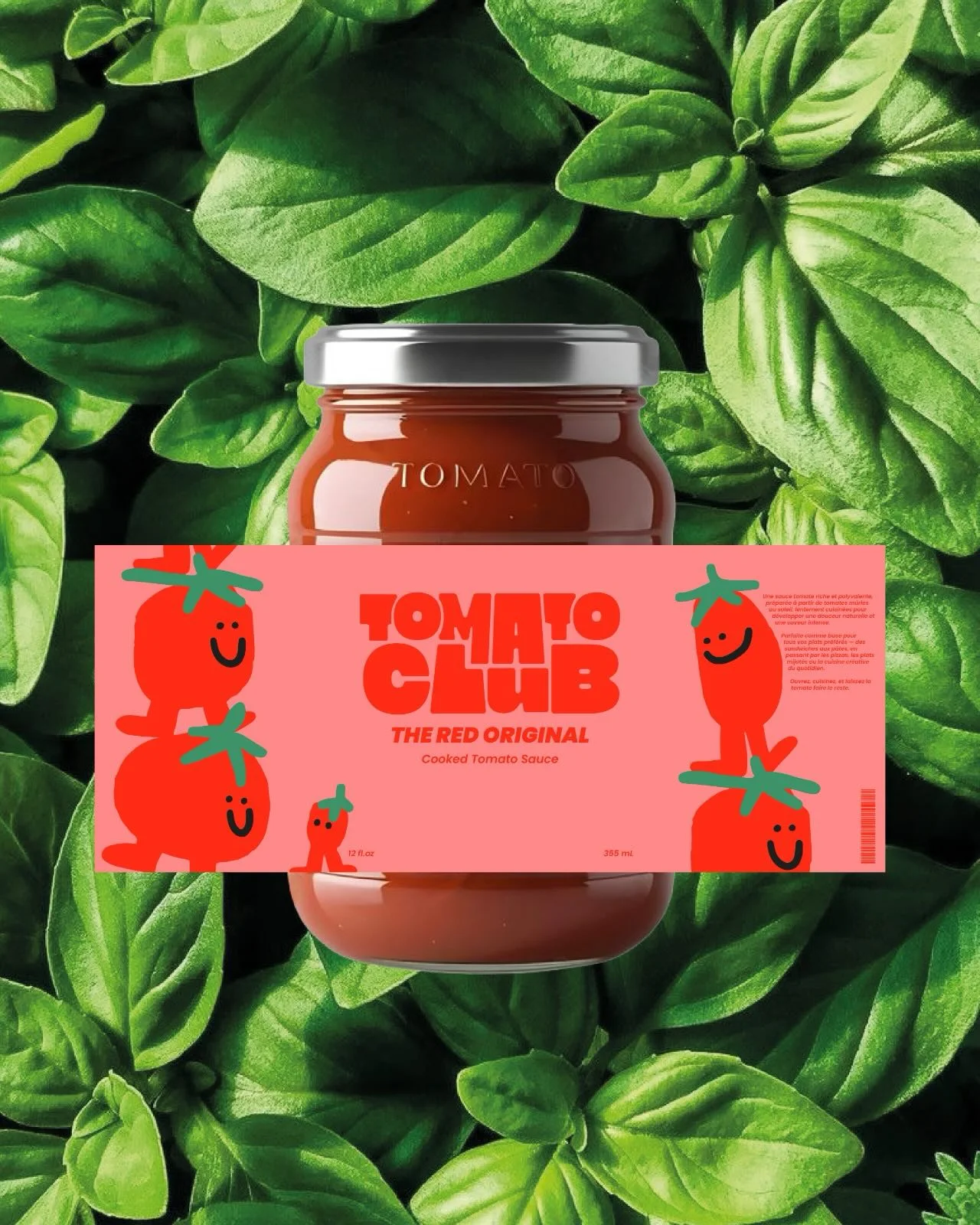Le bocal de sauce Tomato Club dans le basilic