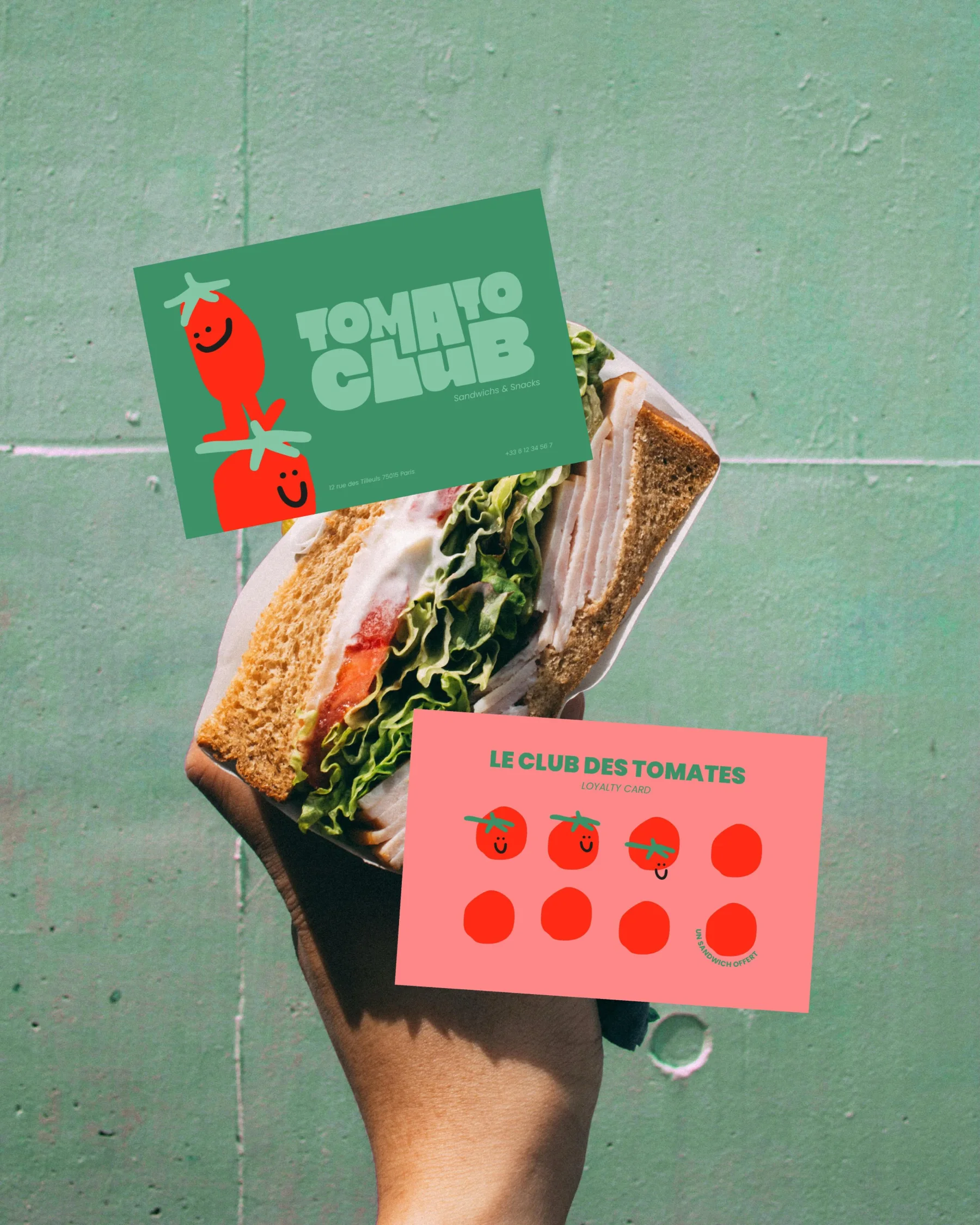 La carte de fidélité et le sandwich tenu en main