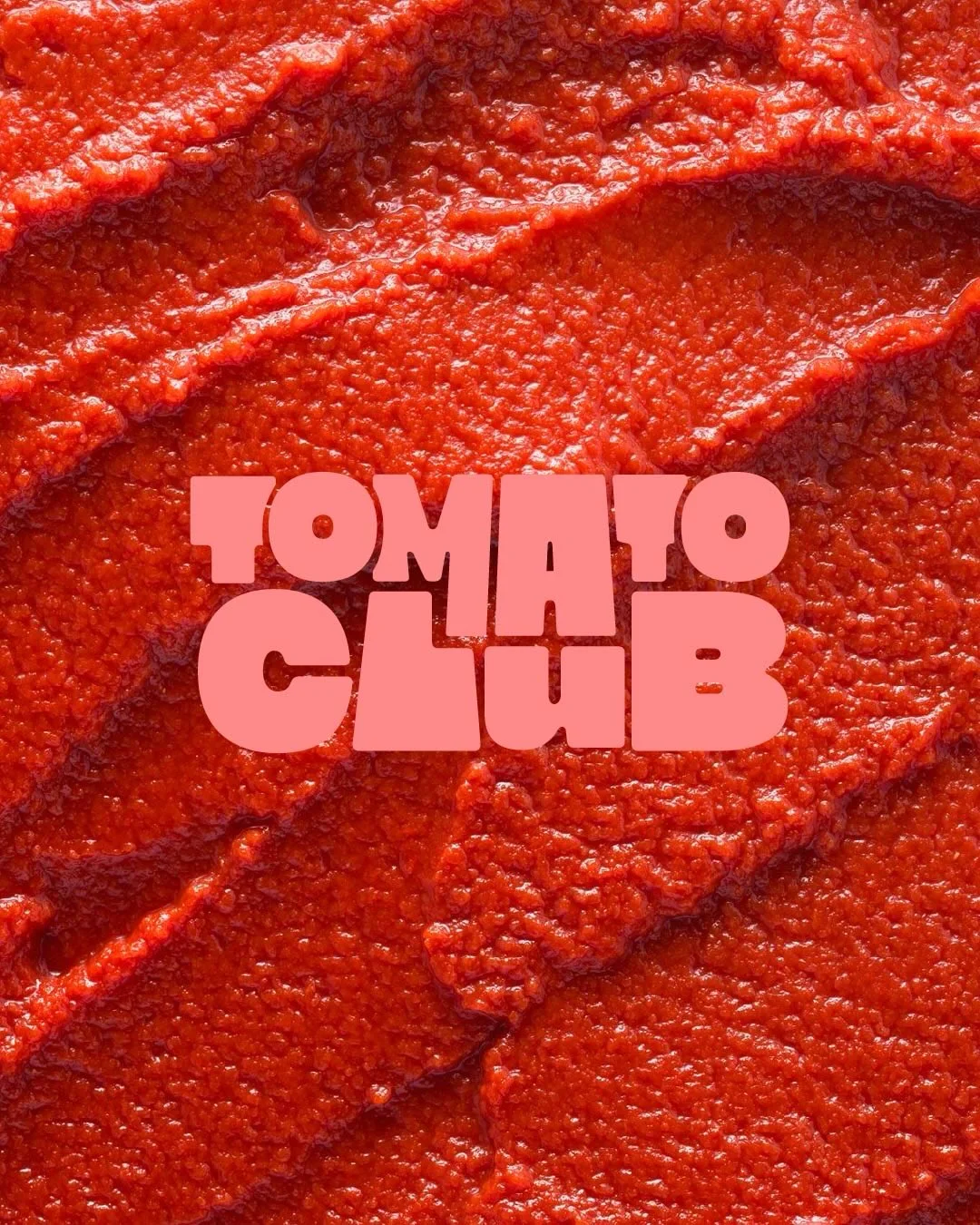 Le logo Tomato Club posé sur un coulis de tomate