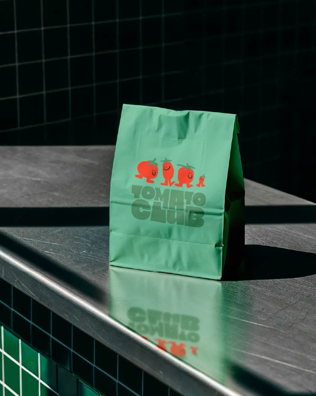 Le sac Tomato Club sur un comptoir en inox
