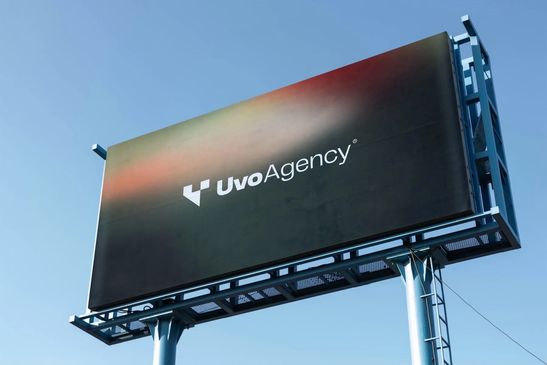 Un panneau publicitaire Uvo Agency sous le ciel