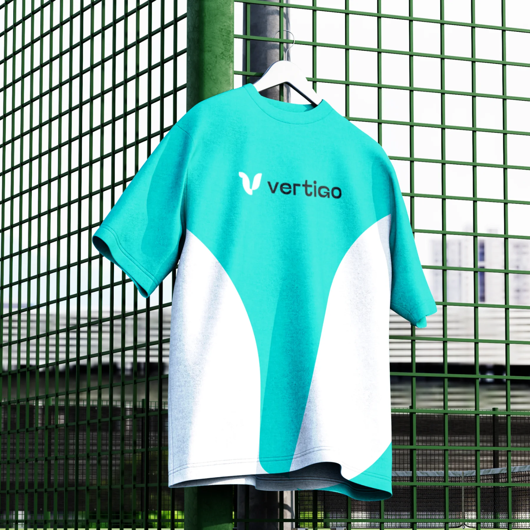 Un maillot Vertigo suspendu à un grillage