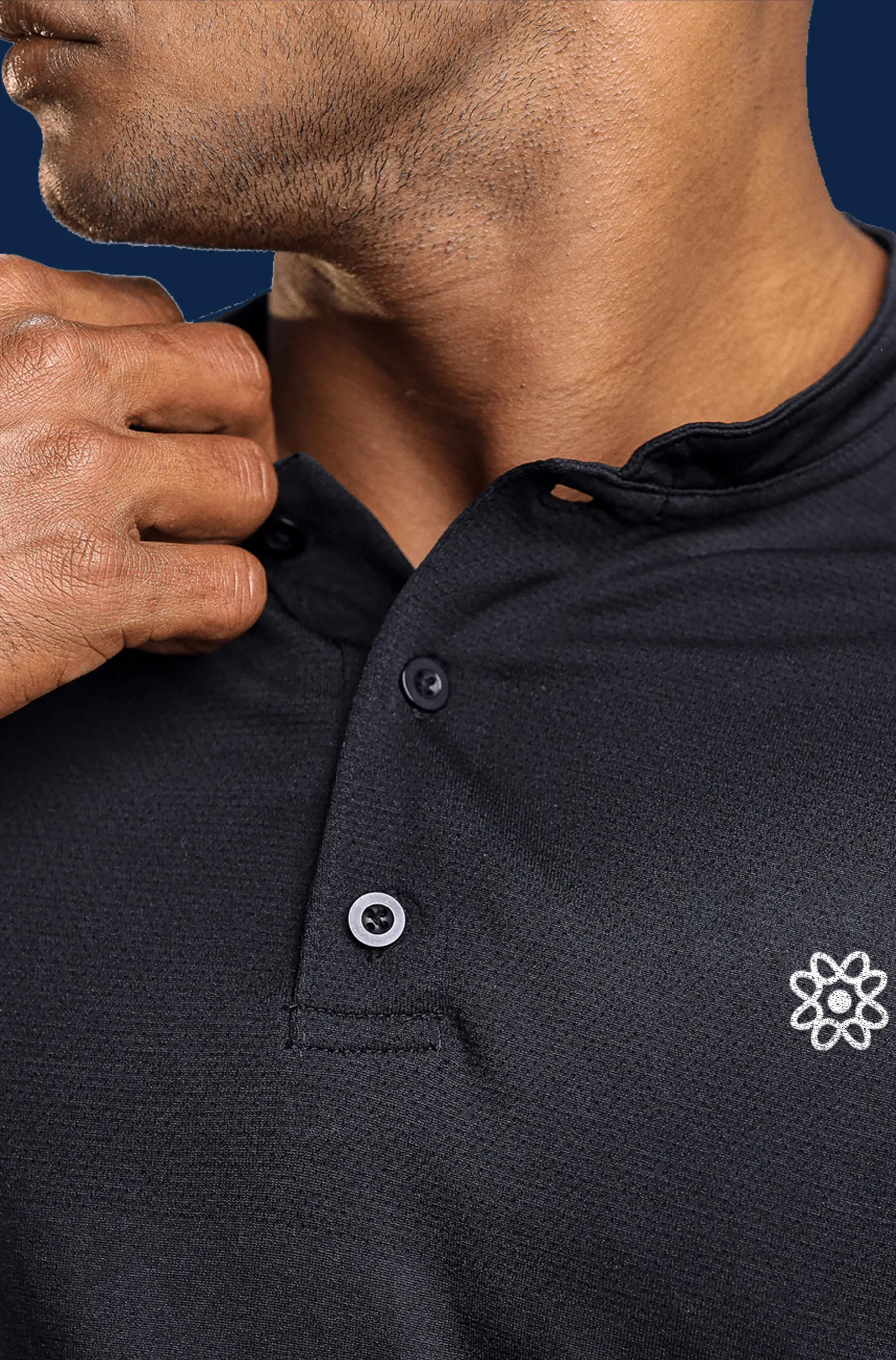 Le symbole brodé sur un polo