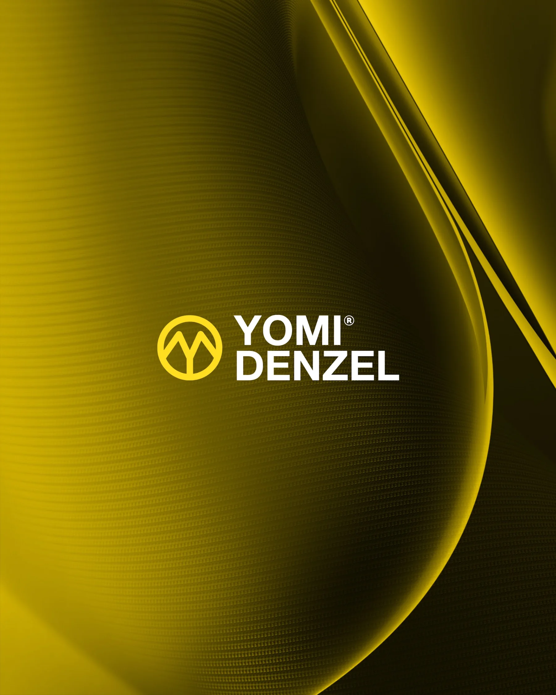 Le logo Yomi Denzel sur un fond noir et jaune