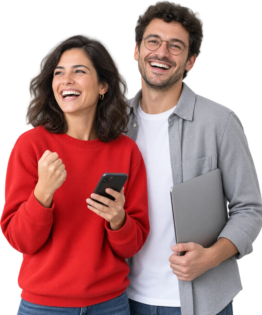 Deux cofondateurs fêtent un nouveau client : elle serre le poing, téléphone en main, il tient l'ordinateur