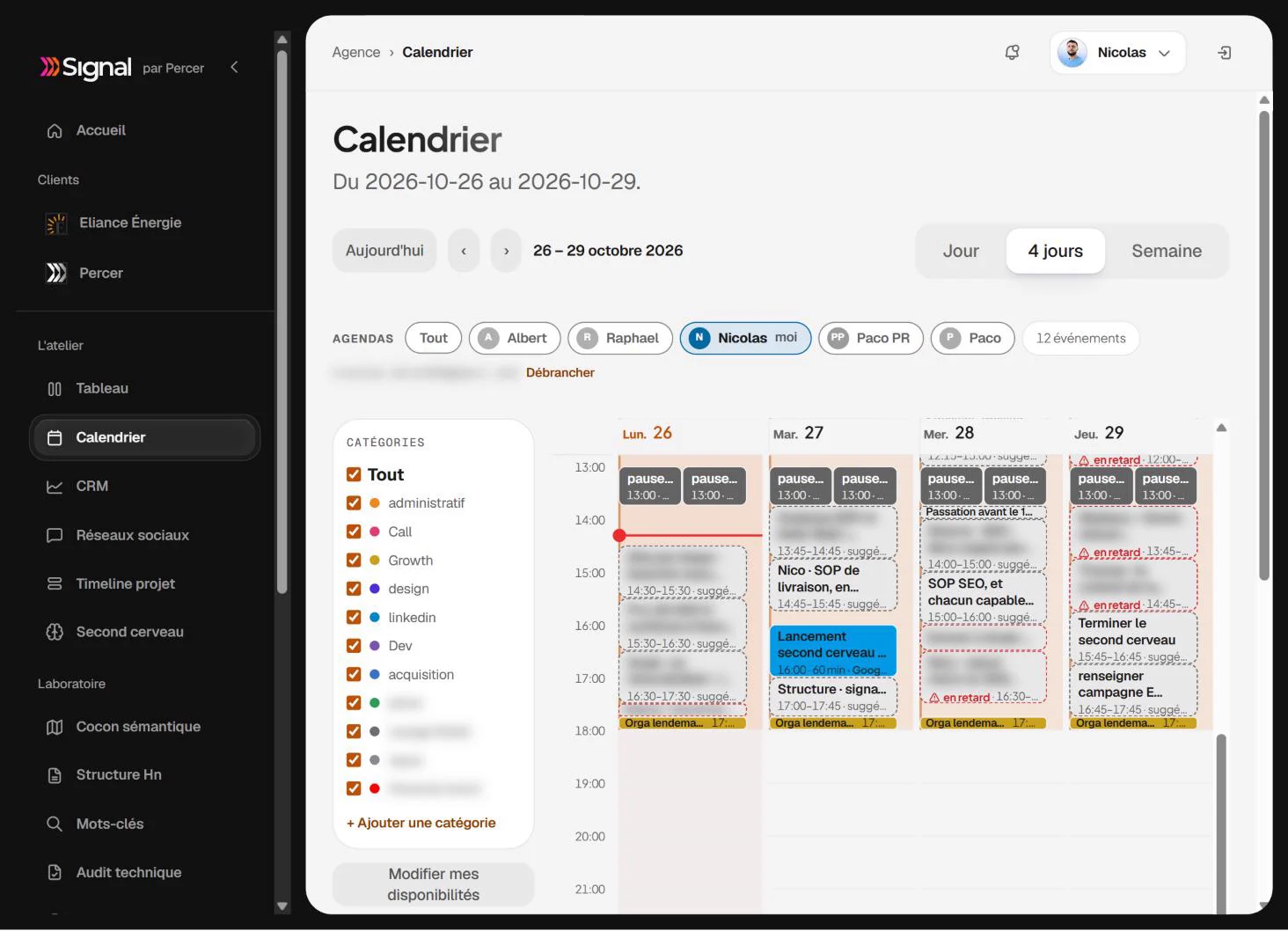 Le calendrier de Signal : quatre jours de l'agenda, les catégories de tâches et les créneaux proposés automatiquement. Les noms de clients et les montants sont floutés.